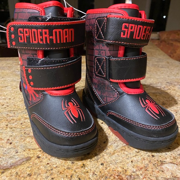 SPIDERMAN NEW LIGHTED HEELS WINTER BOOTS SIZE 7 Toddler - Picture 1 of 9